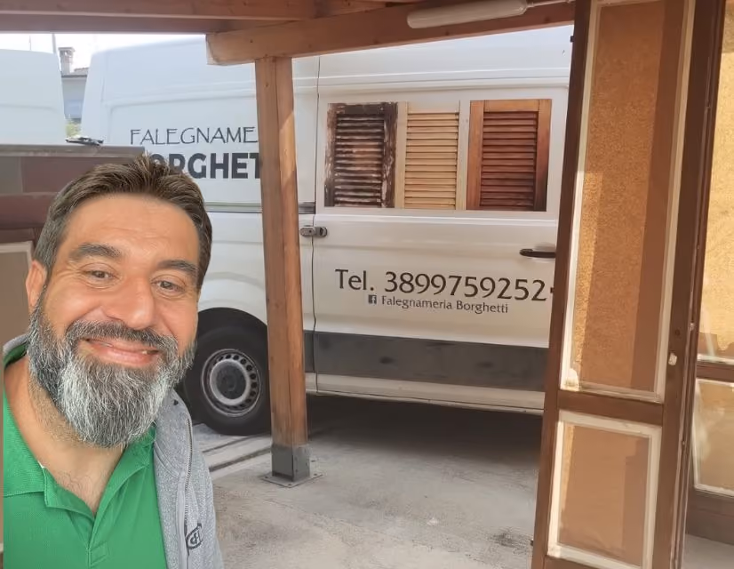 Imbianchino che dipinge una parete e lavora con plancraft