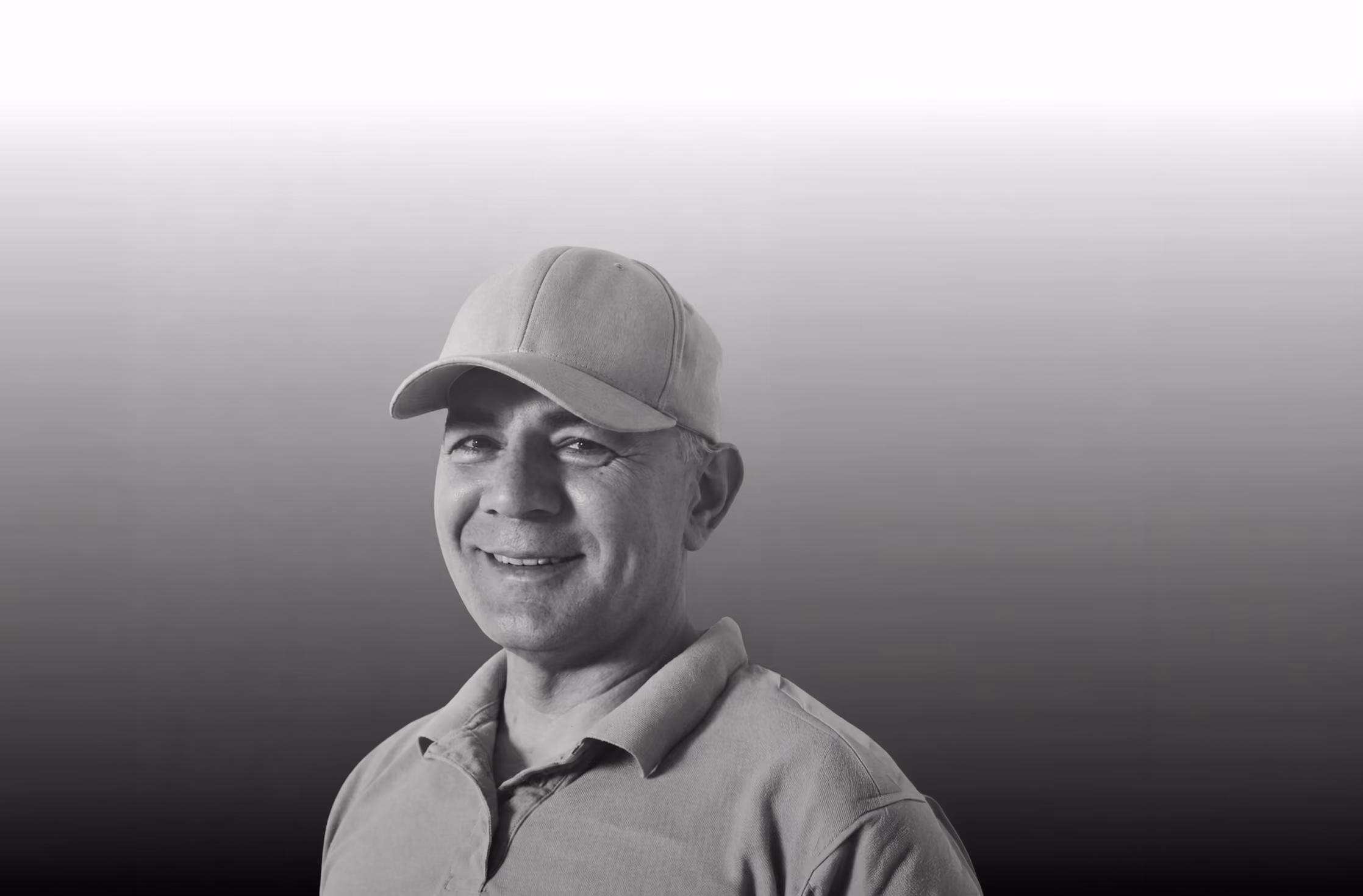 Retrato en blanco y negro de Ricardo Navarro, sonriente y con gorra, en la miniatura de su caso de éxito con plancraft.