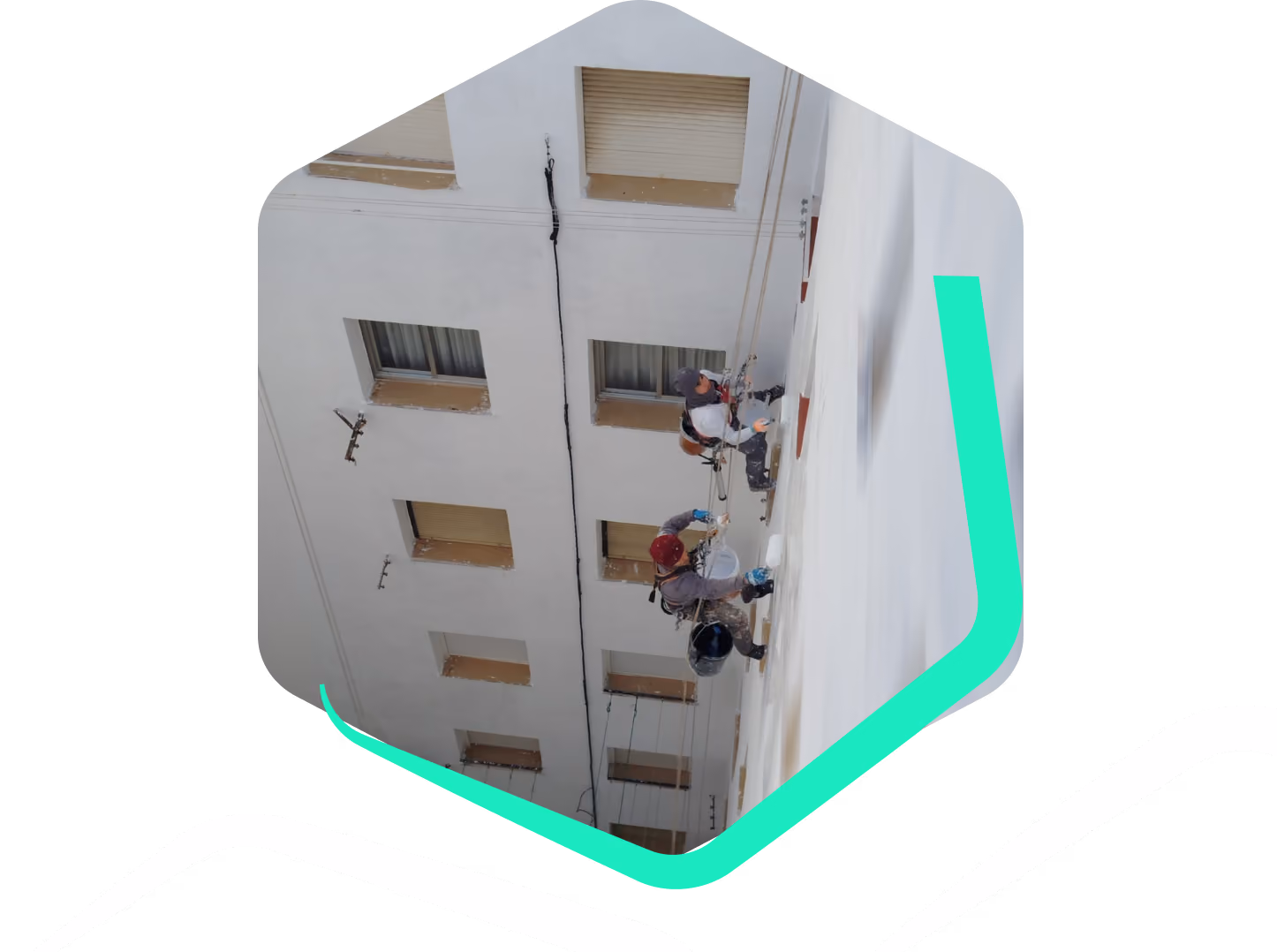 Dorian Aroca invita a descubrir cómo plancraft ayudó a su empresa, en una imagen de llamada a la acción con trabajadores realizando trabajos verticales en una fachada.