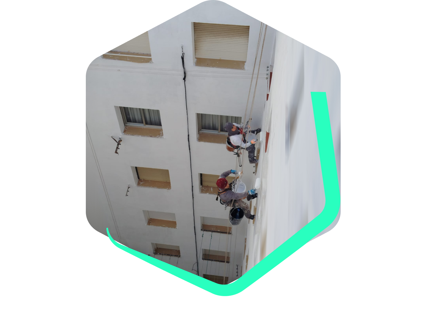 Dorian Aroca invita a descubrir cómo plancraft ayudó a su empresa, en una imagen de llamada a la acción con trabajadores realizando trabajos verticales en una fachada.