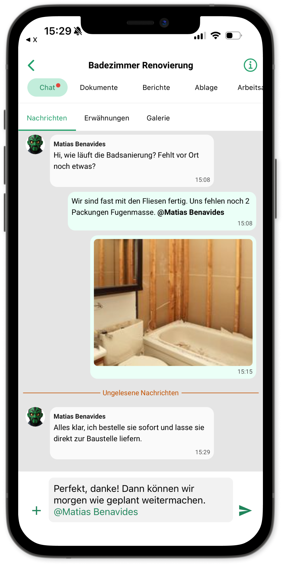 plancraft Chat in der mobilen App mit @-Markierung eines Team-Mitglieds und Baustellenfoto im Nachrichtenverlauf.