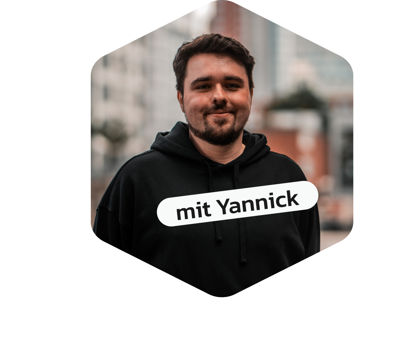 Header-Bild des Webinars 'Schluss mit Zettelwirtschaft: Live zeigen wir dir dein digitales Handwerk' mit Yannick, lächelnd im plancraft-Hoodie, mit dem Label 'mit Yannick.
