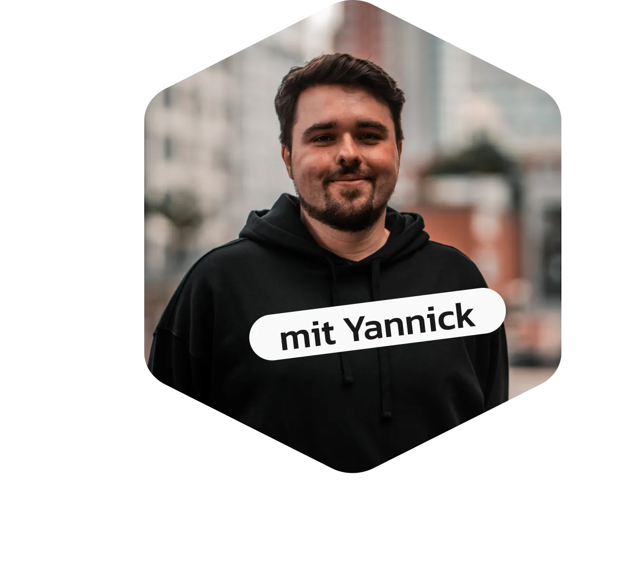 Header-Bild des Webinars 'Schluss mit Zettelwirtschaft: Live zeigen wir dir dein digitales Handwerk' mit Yannick, lächelnd im plancraft-Hoodie, mit dem Label 'mit Yannick.