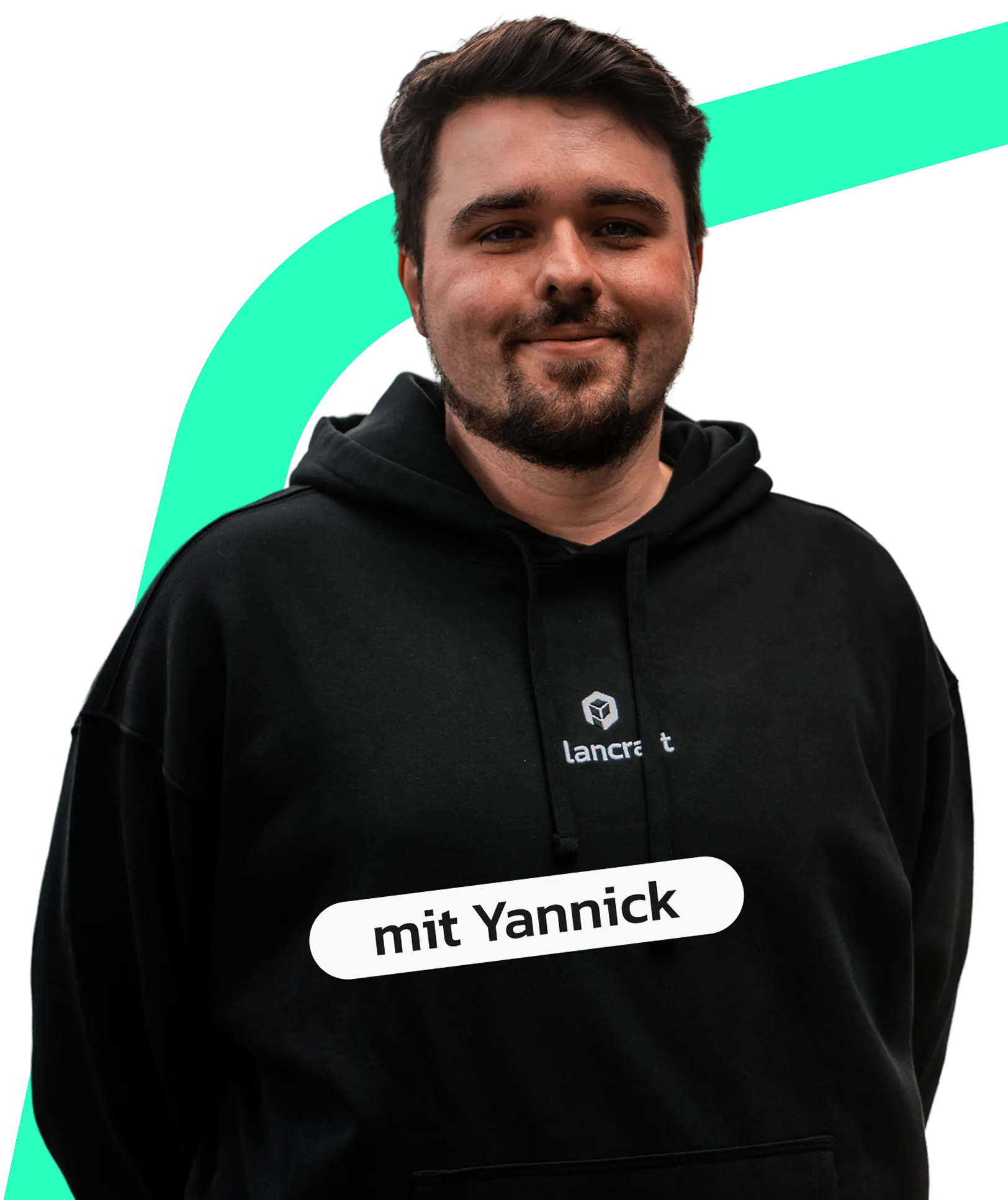 Freigestelltes Porträt von Yannick in plancraft-Hoodie, lächelnd, mit dem Label 'mit Yannick' für das Webinar 'Schluss mit Zettelwirtschaft'.