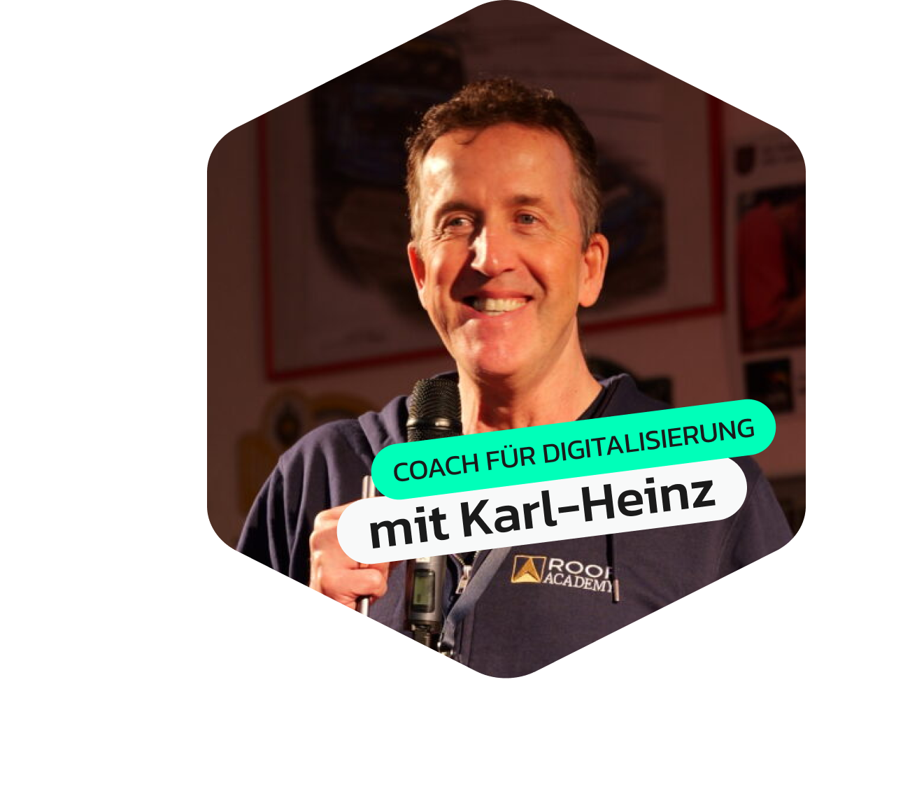 Karl-Heinz Krawczyk mit Mikrofon in der Hand, lächelnd, mit dem Label 'mit Karl-Heinz' für das plancraft-Webinar.