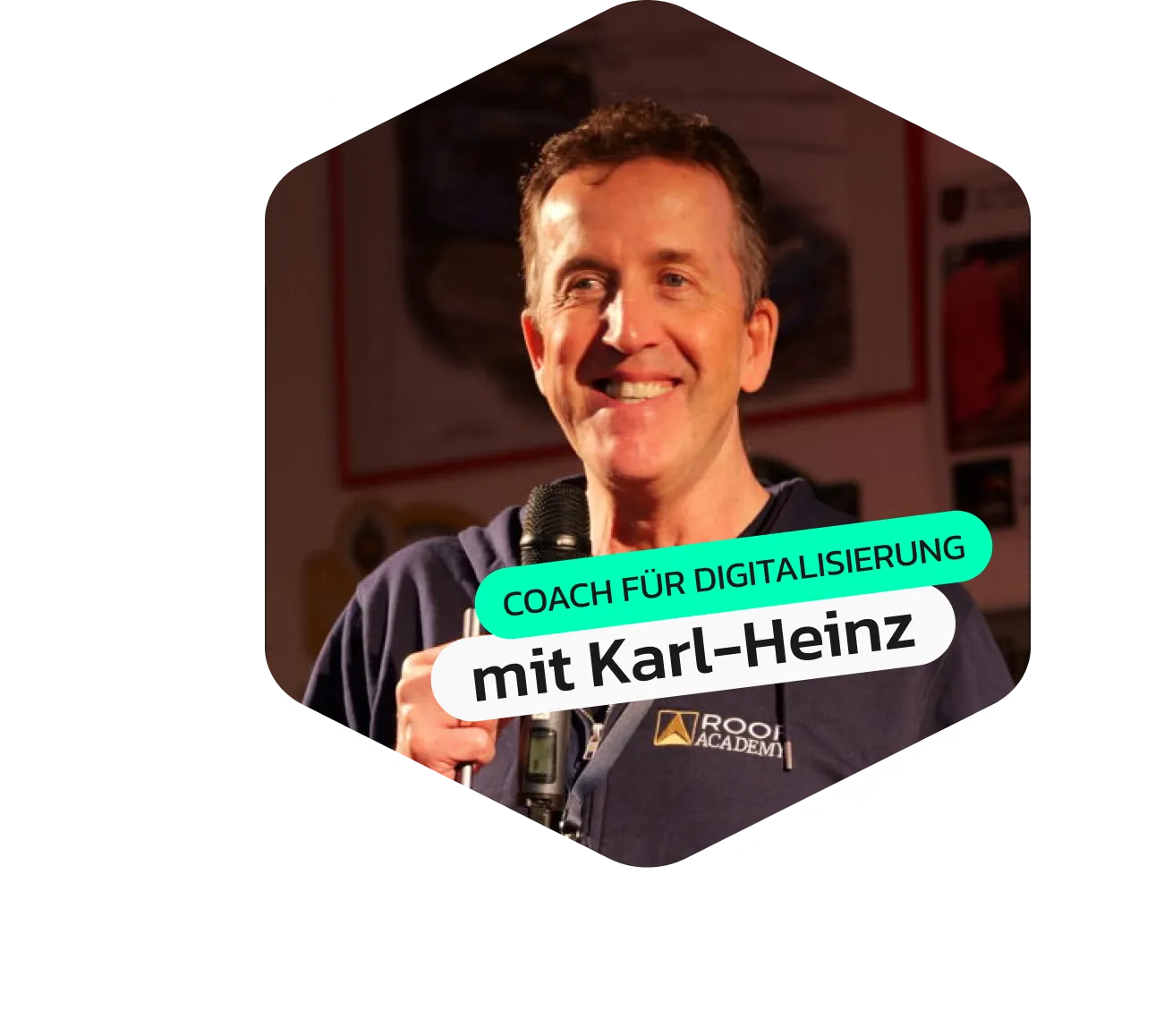 Karl-Heinz Krawczyk mit Mikrofon in der Hand, lächelnd, mit dem Label 'mit Karl-Heinz' für das plancraft-Webinar.