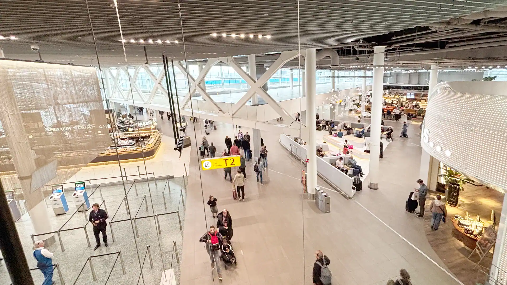 Lounge met passagiers op luchthaven