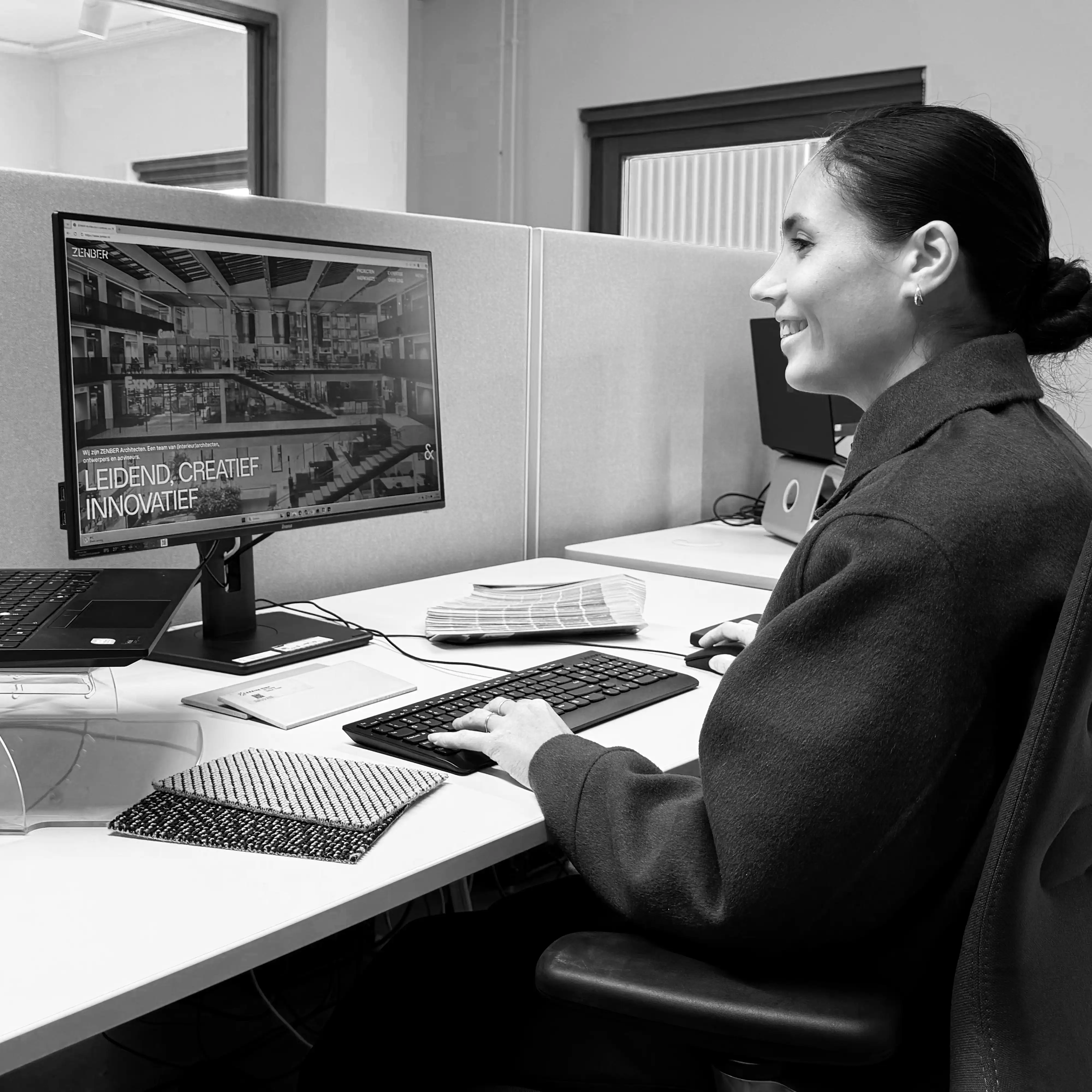 Een persoon die aan het werk is aan een bureau