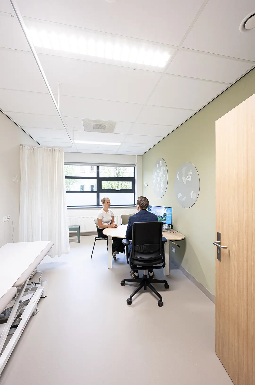 Spreekkamer met twee mensen 