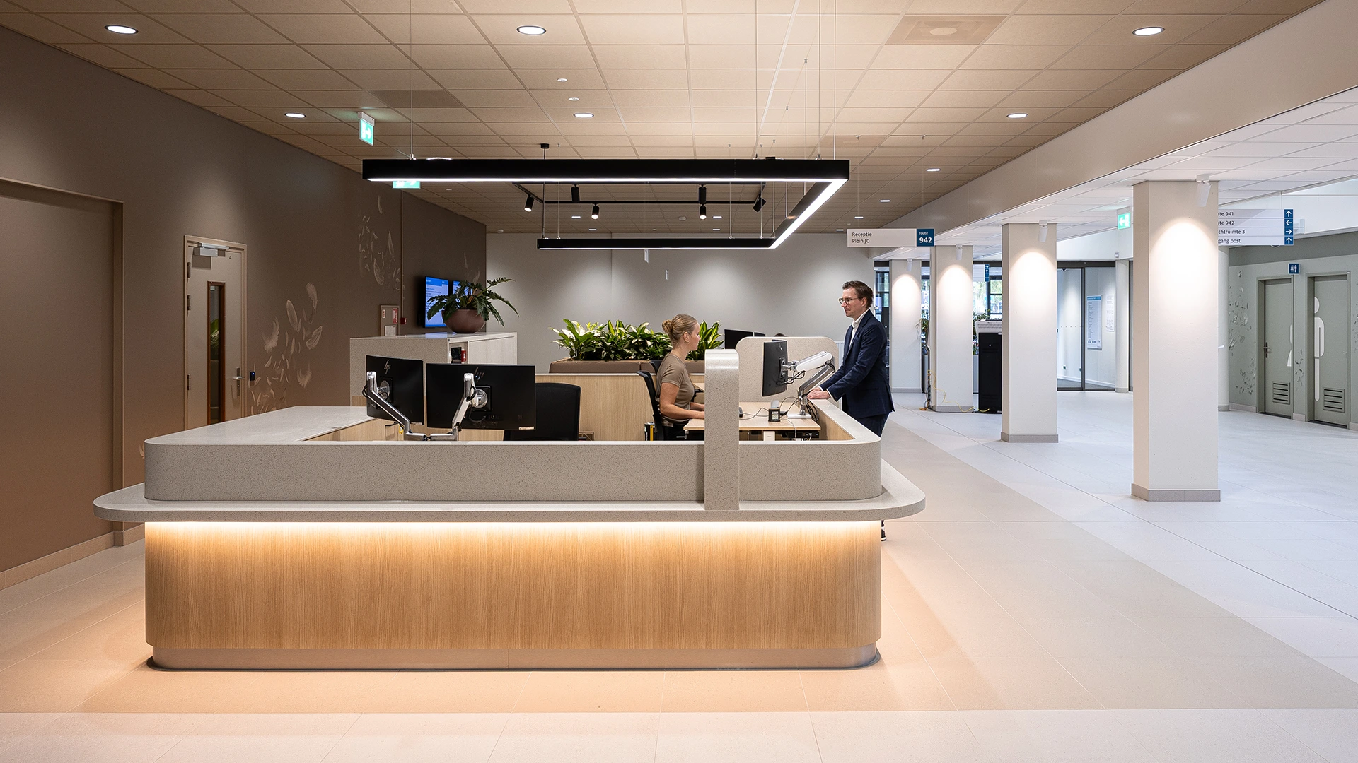 Receptiebalie met een vrouw en een man