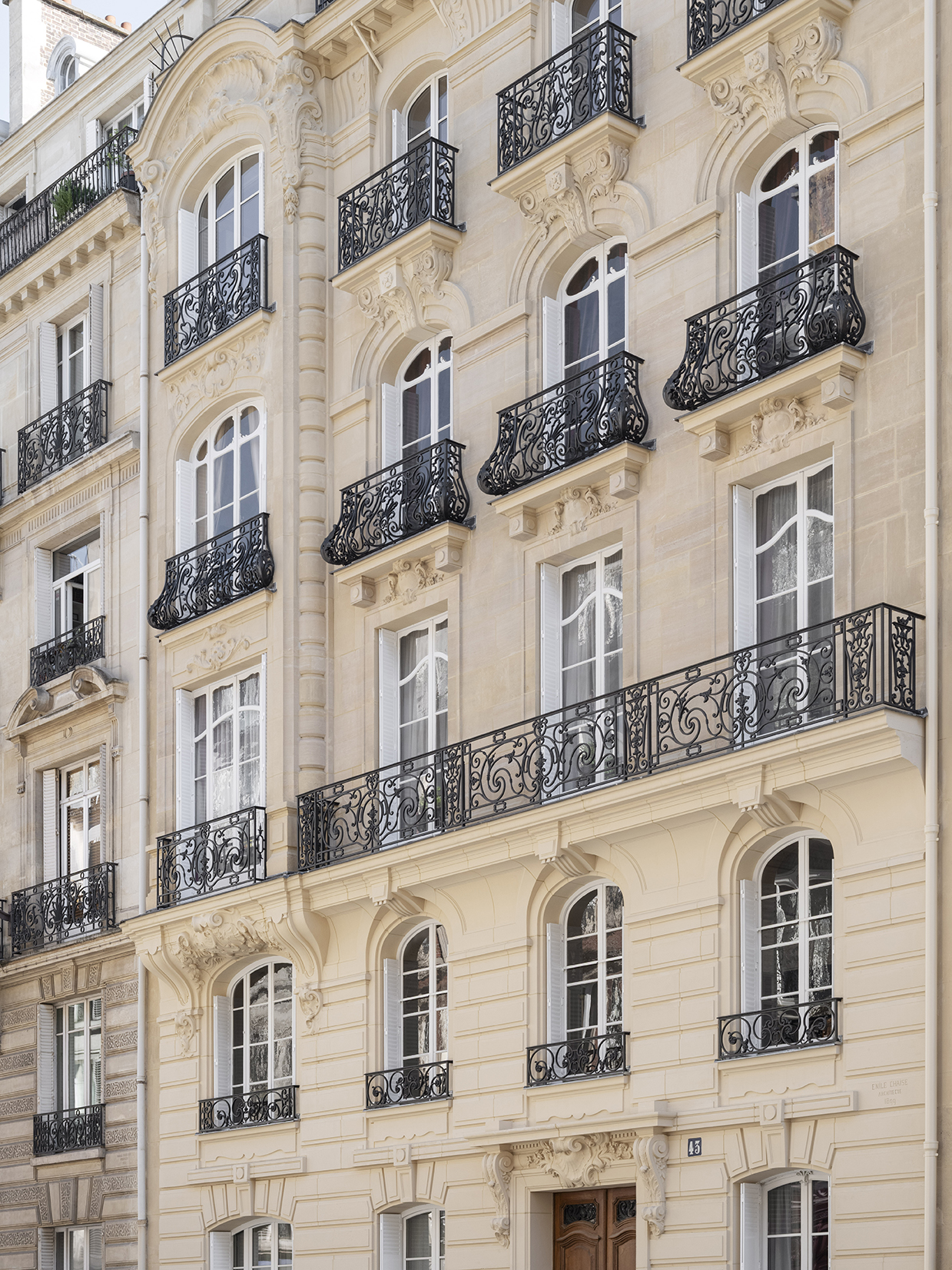 Ravalement de façade en pierre de taille d'un immeuble haussmannien en copropriété, Paris 6e