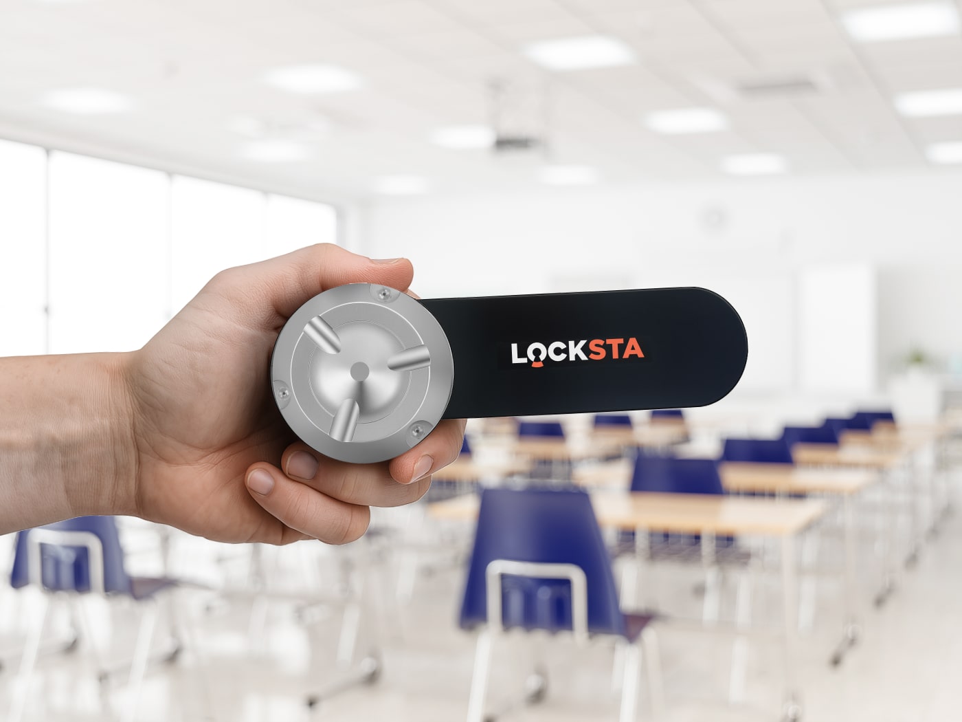 Eine Hand hält den LOCKSTA Mobile Opener 