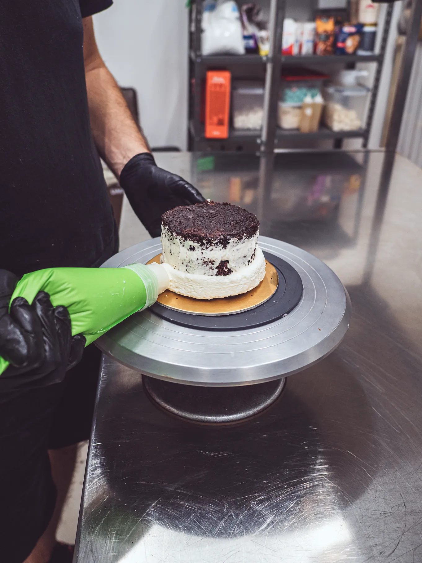 сладкар, украсяващ торта със сметана