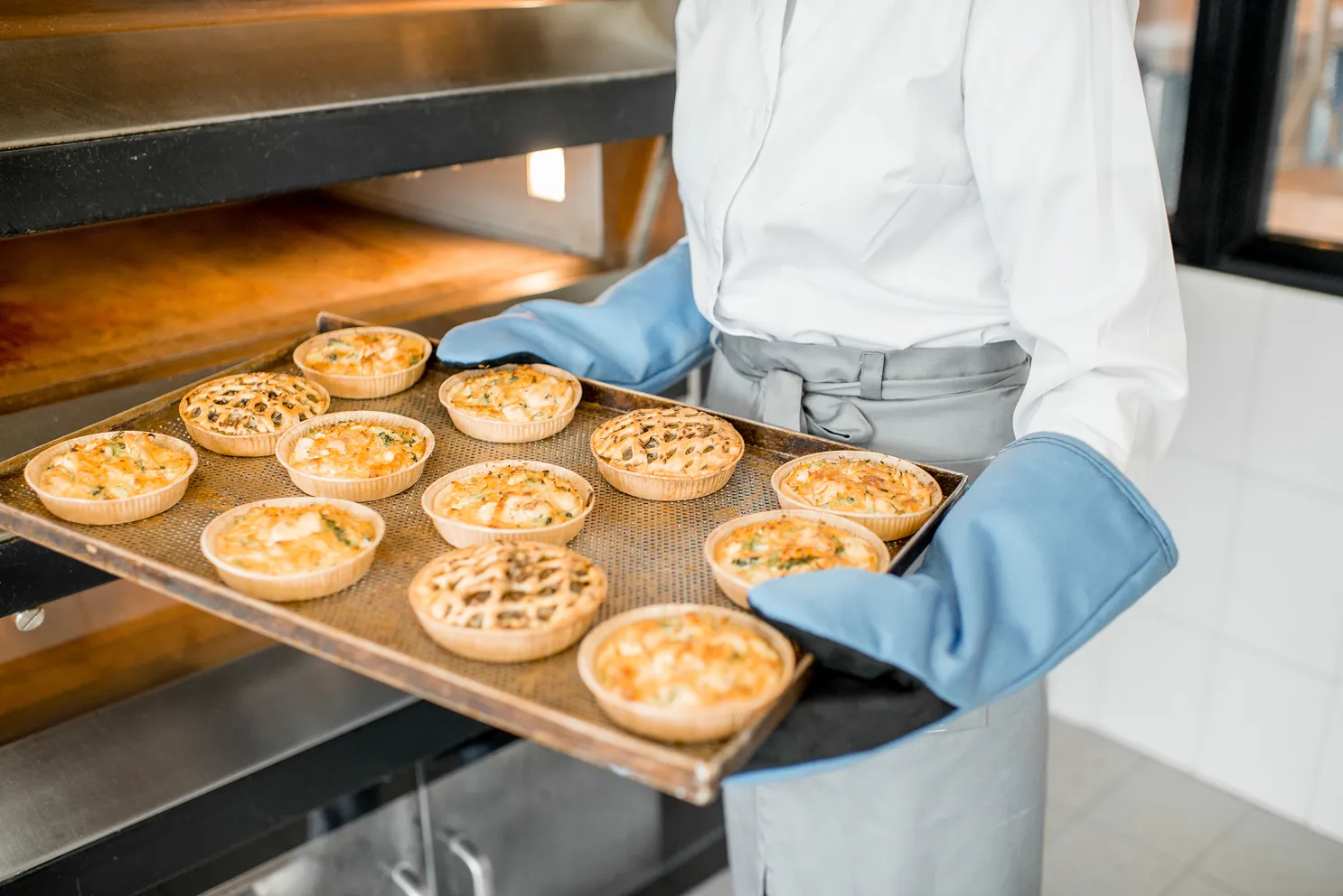 пекар, изкарващ питки от пещта