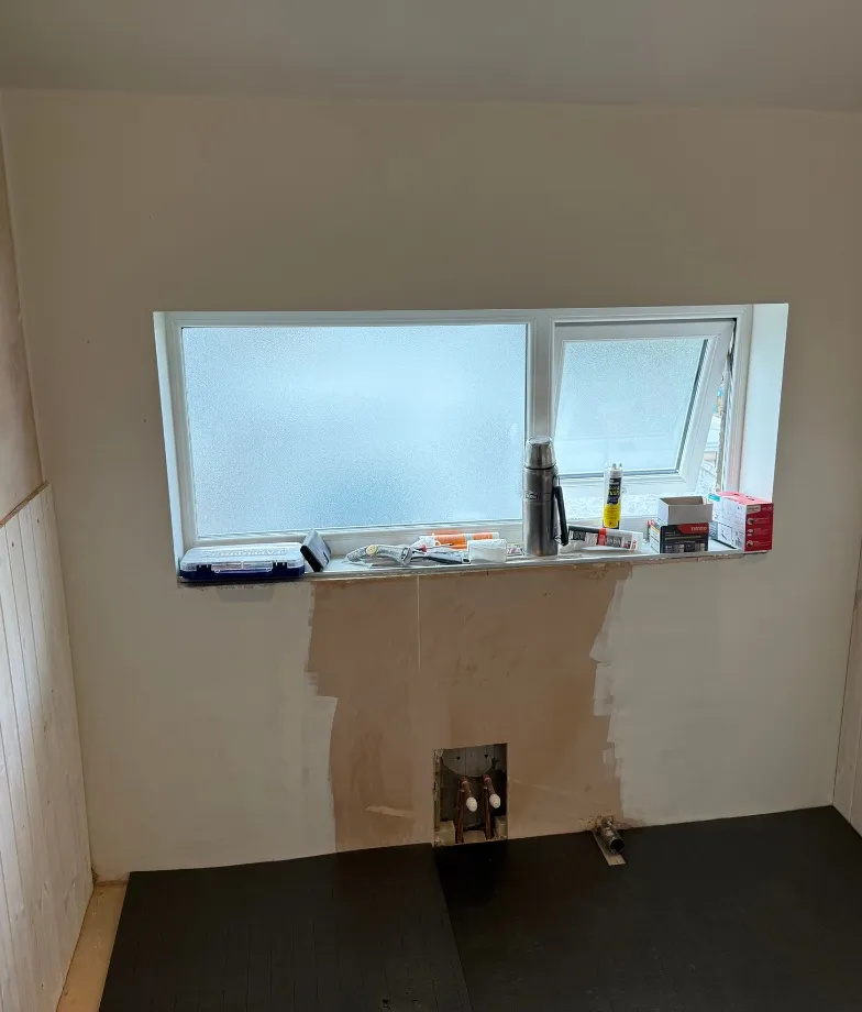 Floral bathroom tiles and elegant décor