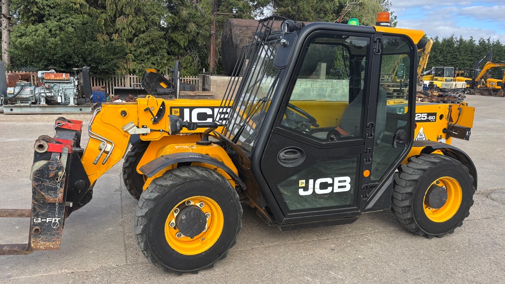 2015 Jcb 525-60 wheels & tyre for sale in Kirkby Underwood, Bourne, Lincolnshire — photo 2