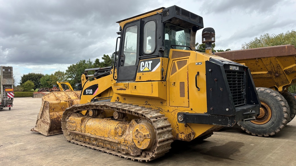2013 Caterpillar 973D attachment for sale in Kirkby Underwood, Bourne, Lincolnshire — photo 3