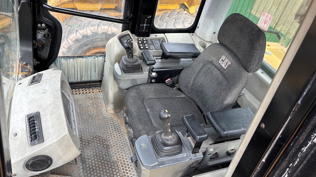 2013 Caterpillar 973D attachment for sale in Kirkby Underwood, Bourne, Lincolnshire — photo 5