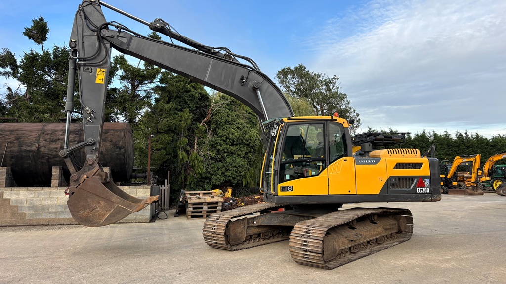 2014 2014 Volvo Ec220dl for sale in Kirkby Underwood, Bourne, Lincolnshire