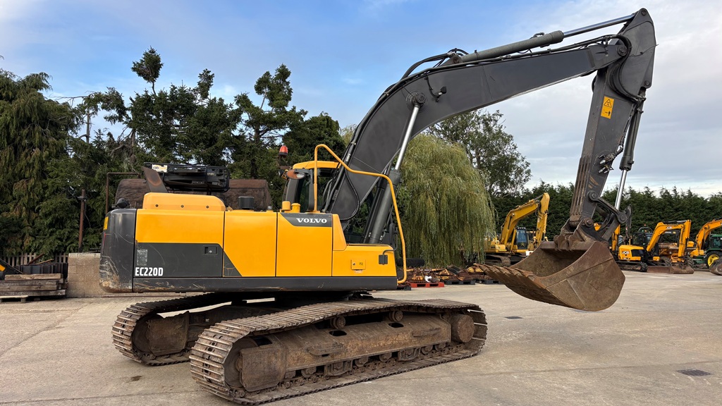 2014 Volvo EC220DL excavator for sale in Kirkby Underwood, Bourne, Lincolnshire — photo 5
