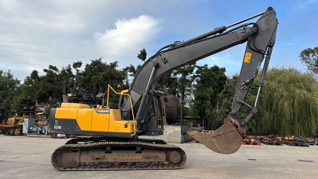 2014 Volvo EC220DL excavator for sale in Kirkby Underwood, Bourne, Lincolnshire — photo 6