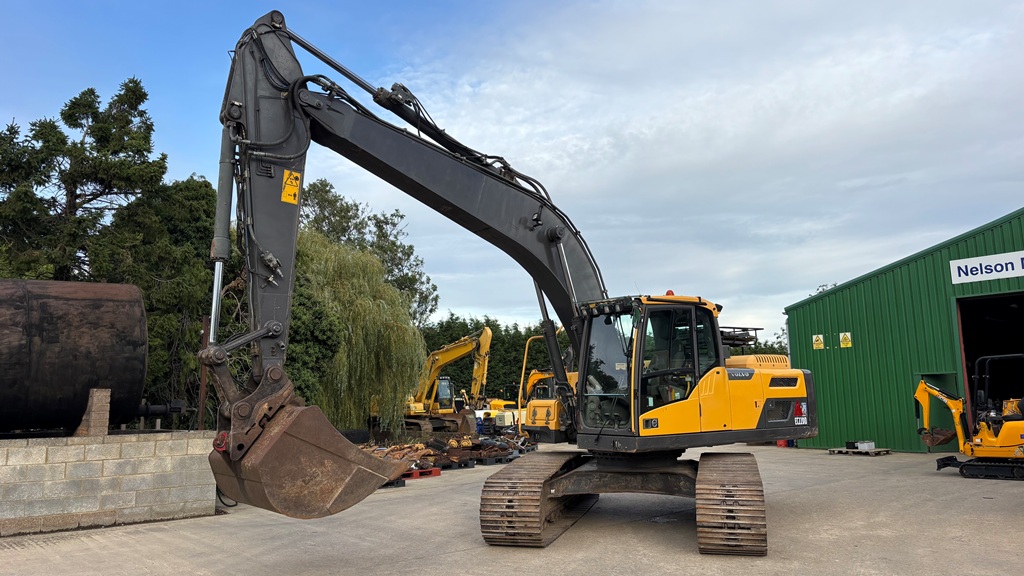 2014 Volvo EC220DL excavator for sale in Kirkby Underwood, Bourne, Lincolnshire — photo 2