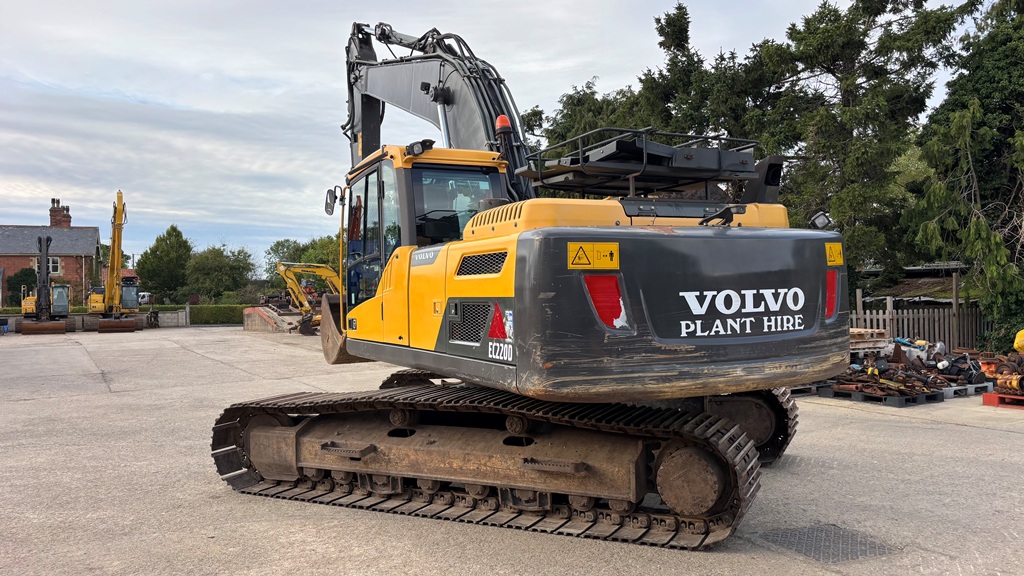 2014 Volvo EC220DL excavator for sale in Kirkby Underwood, Bourne, Lincolnshire — photo 3
