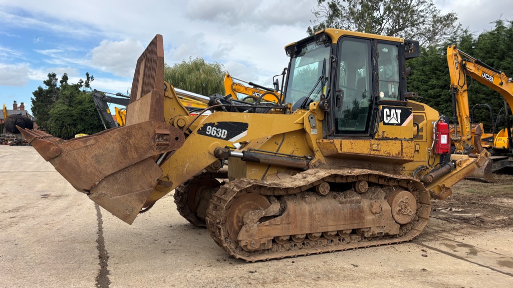 2008 Caterpillar 963D attachment for sale in Kirkby Underwood, Bourne, Lincolnshire — photo 2