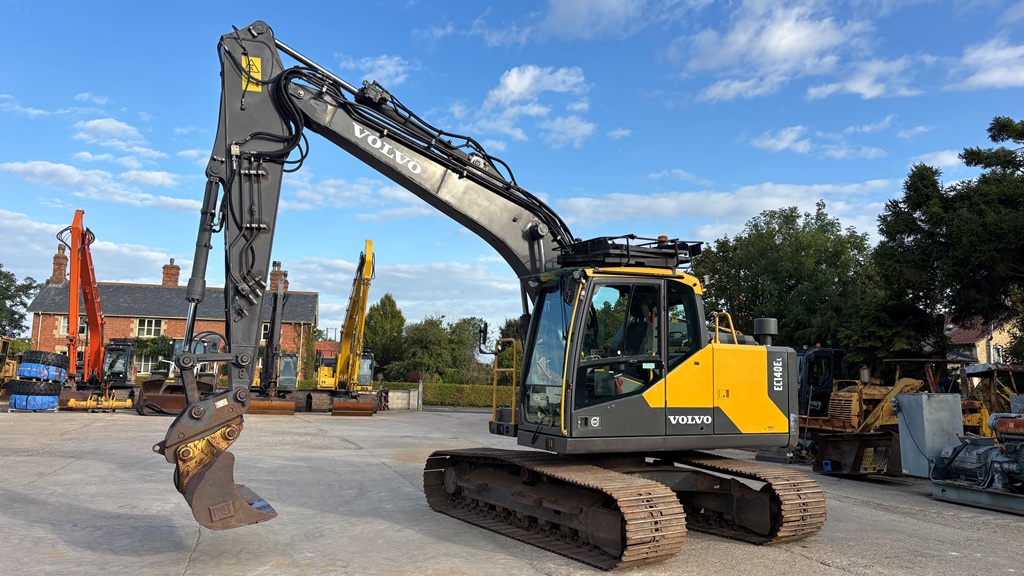 2015 Volvo EC140EL excavator for sale in Kirkby Underwood, Bourne, Lincolnshire — photo 2