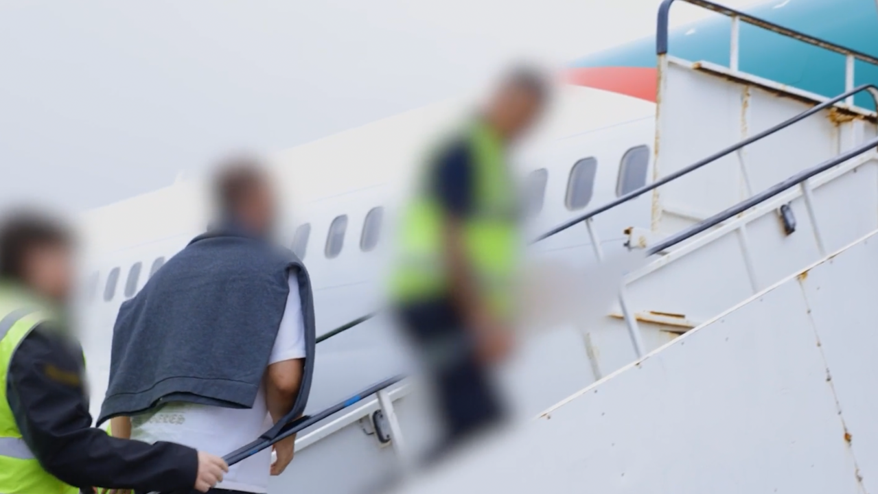 Home Office image showing an immigration return operation at an aircraft