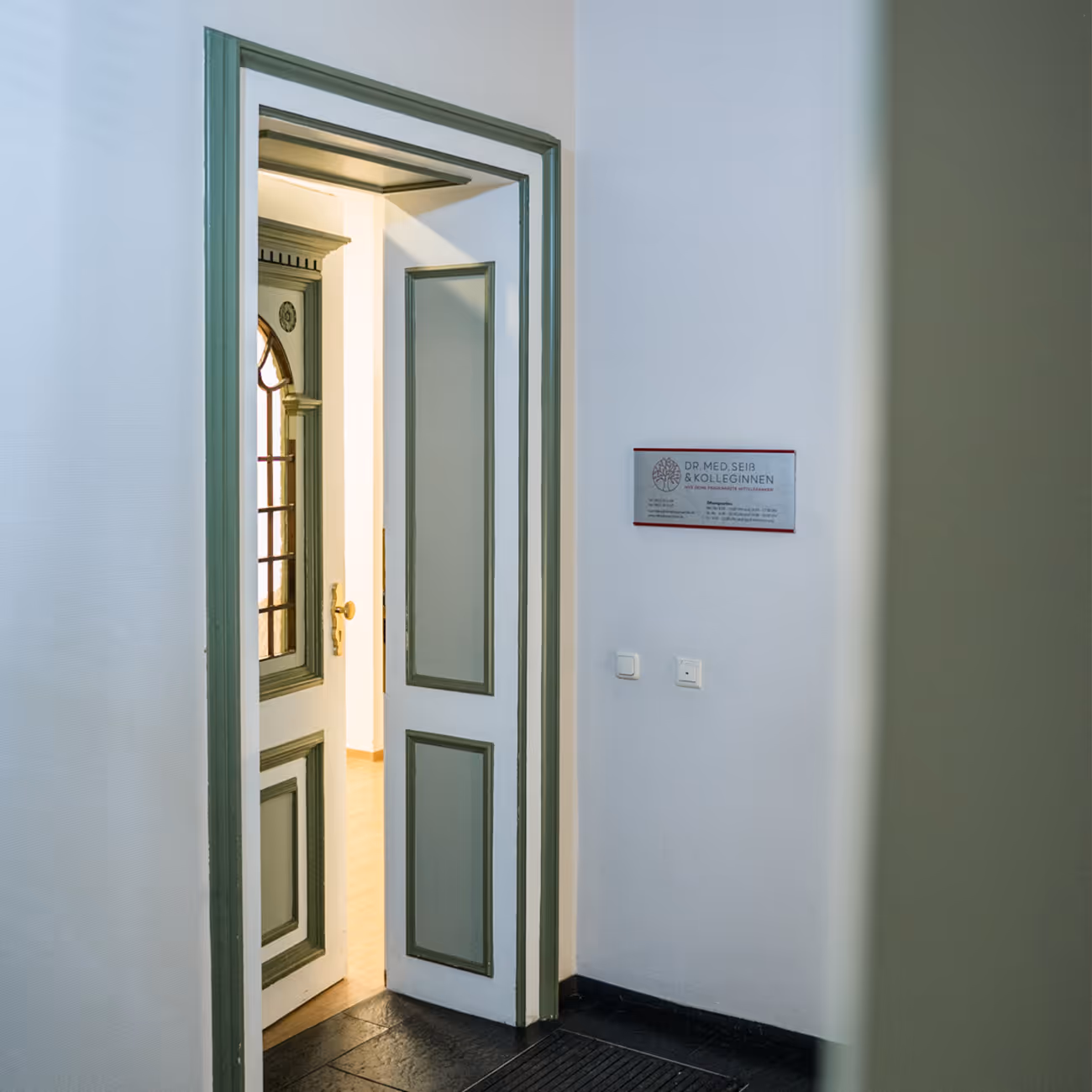 Eingangstür der Frauenarztpraxis Dr. Seiß und Kolleginnen in Nürnberg.