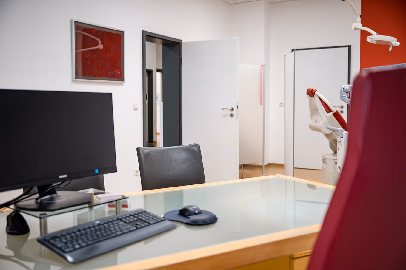Blick auf Schreibtisch mit PC in der Frauenarztpraxis Dr. Seiß und Kolleginnen in Nürnberg.