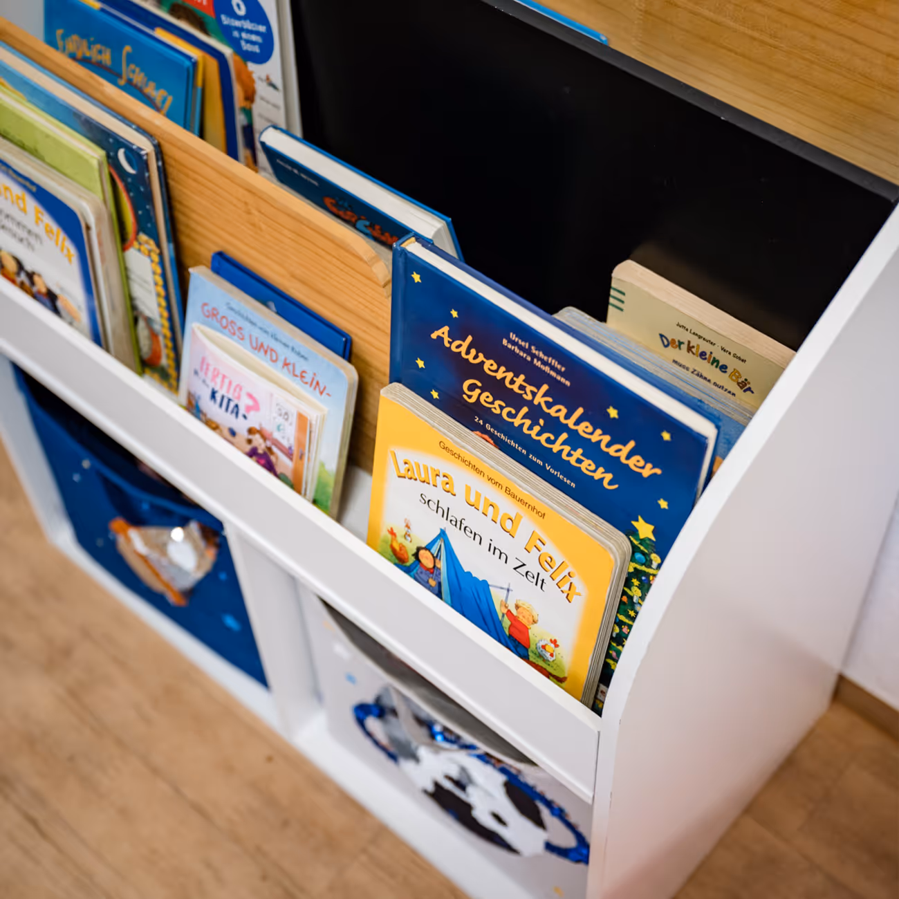 Nahaufnahme von Kinderbüchern in der Frauenarztpraxis Dr. Seiß und Kolleginnen in Nürnberg.