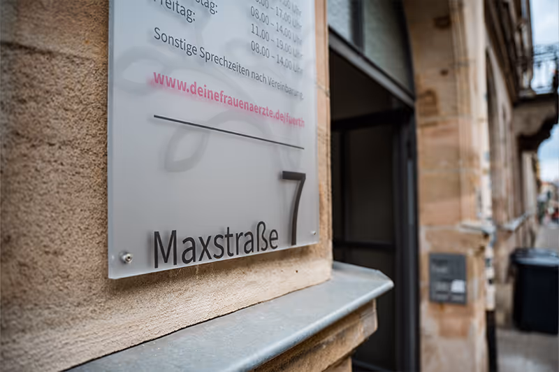 Praxisschild außen – Dr. Bachmeier & Kolleginnen, Frauenarzt Fürth