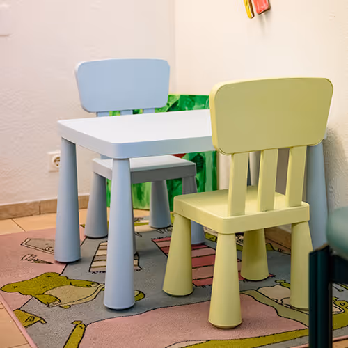 Kindertisch im Spielbereich der Frauenarztpraxis Fürth – Dr. Bachmeier & Kolleginnen