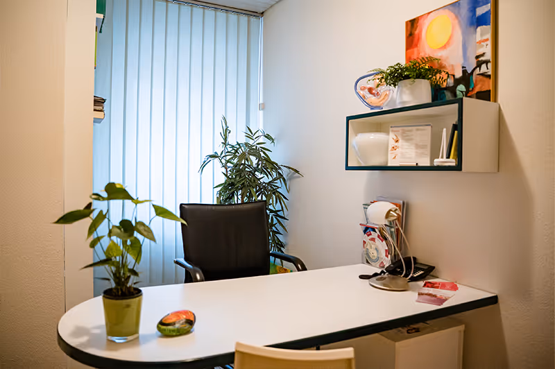 Schreibtisch im Behandlungszimmer der Frauenarztpraxis Dr. Bachmeier & Kolleginnen in Fürth.