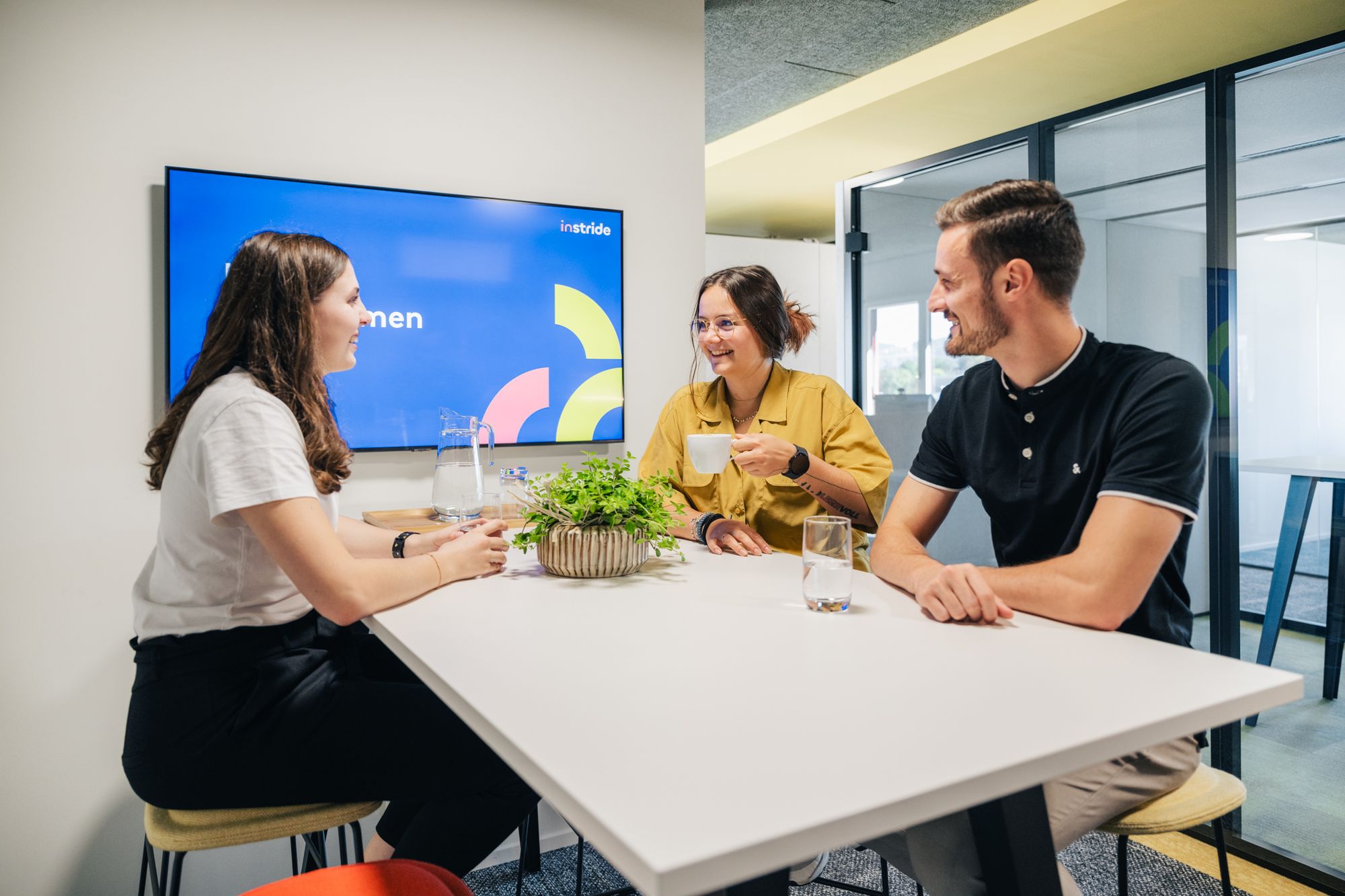 Meetingsituation im Office von instride