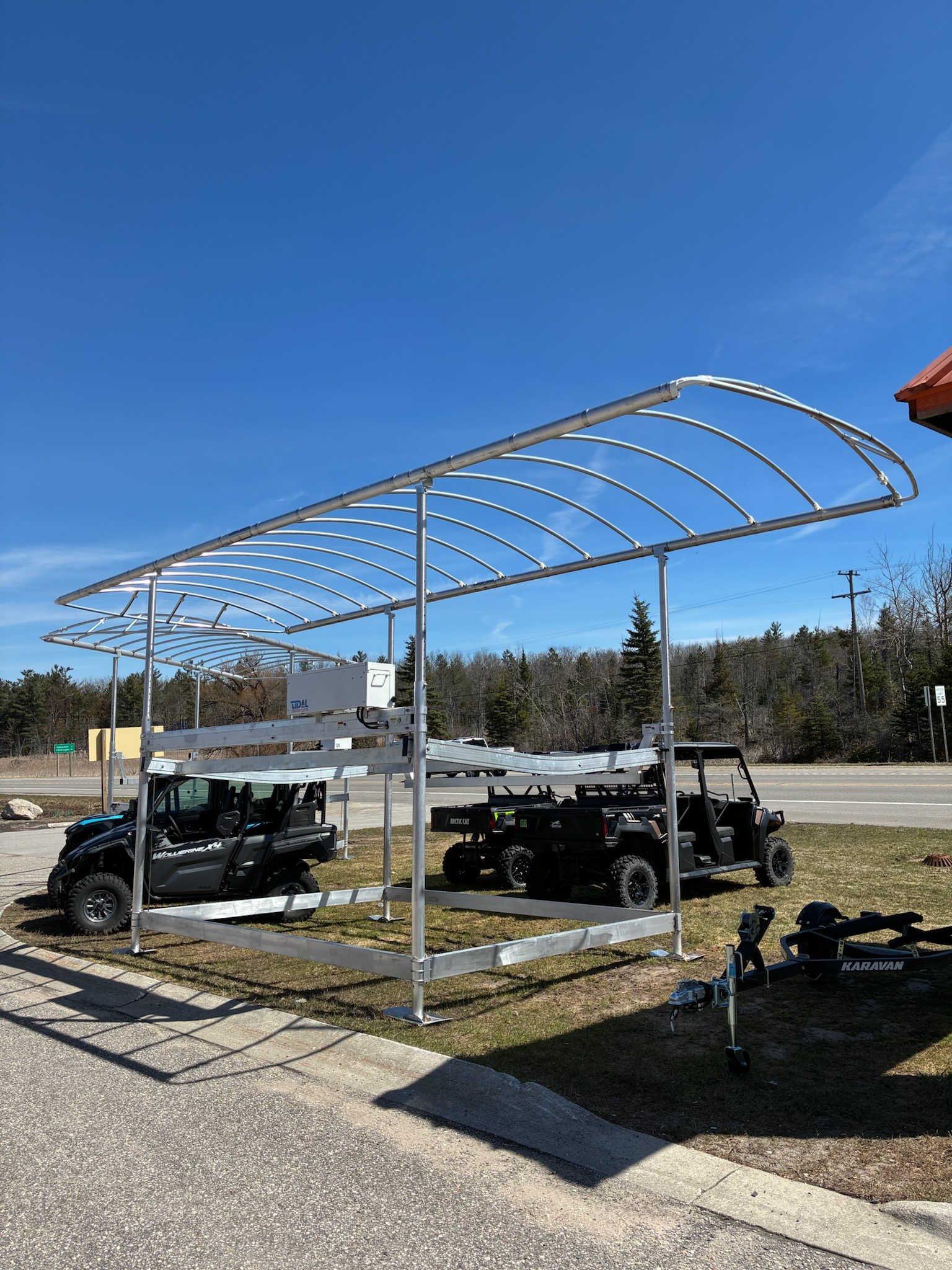 8000LB TIDAL VERTICAL HOIST W/ SOLAR AND CANOPY 