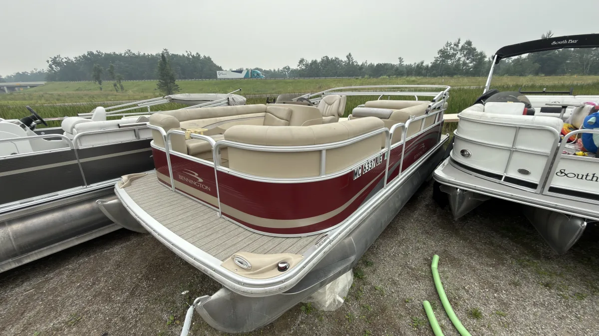 2011 BENNINGTON PONTOON W/70hp YAMAHA
