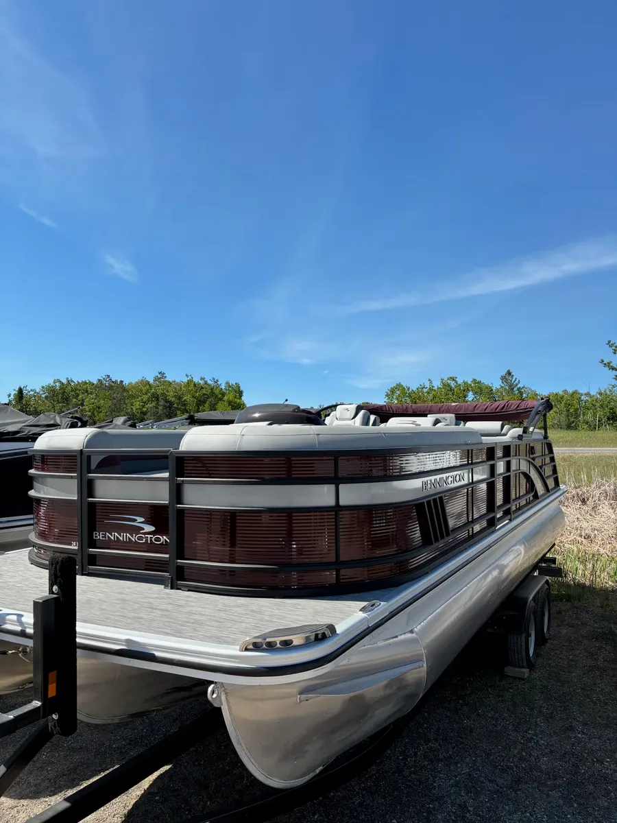 2021 BENNINGTON LX 24