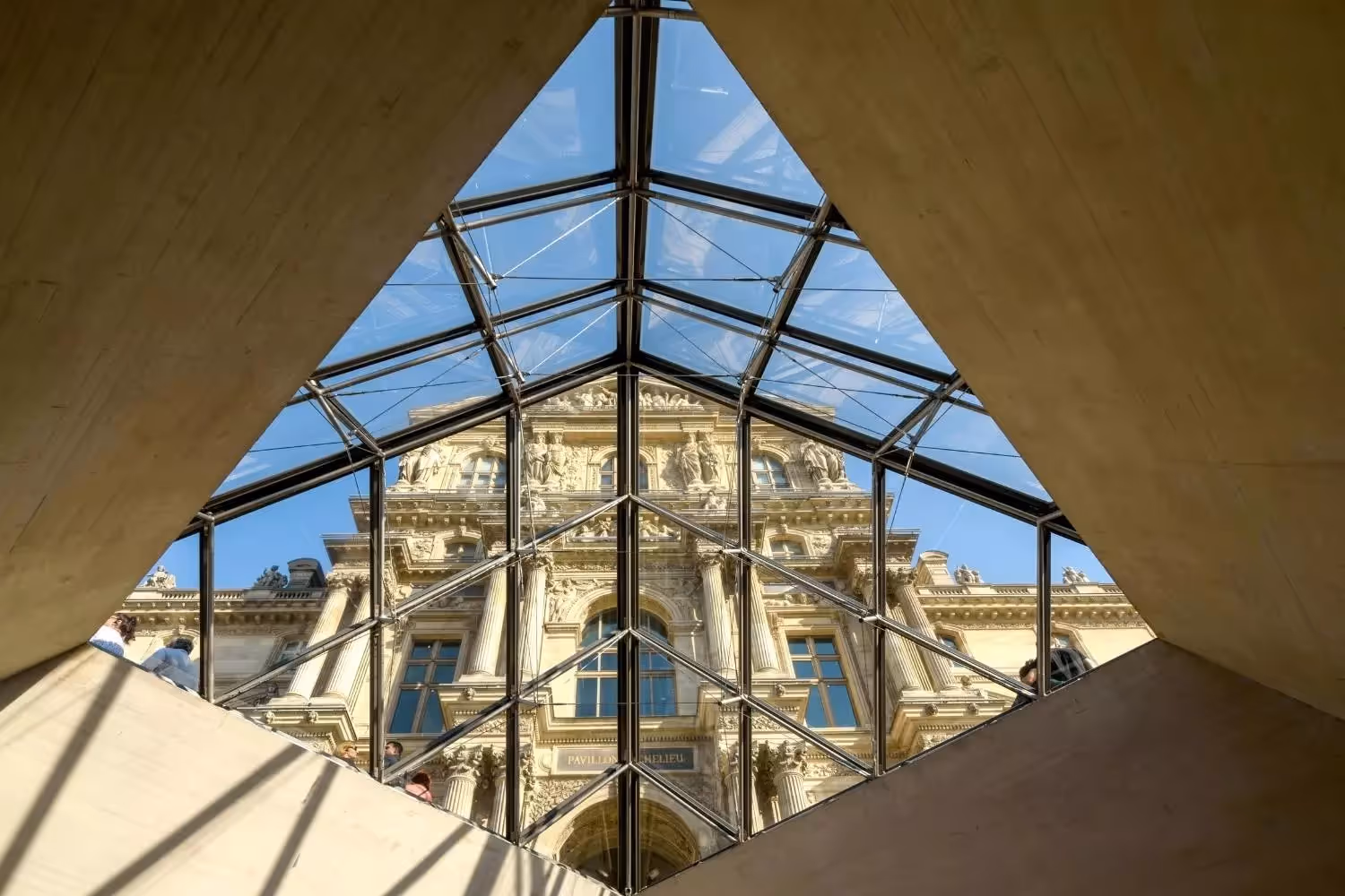 Sortie scolaire Paris : Pyramide du Louvre
