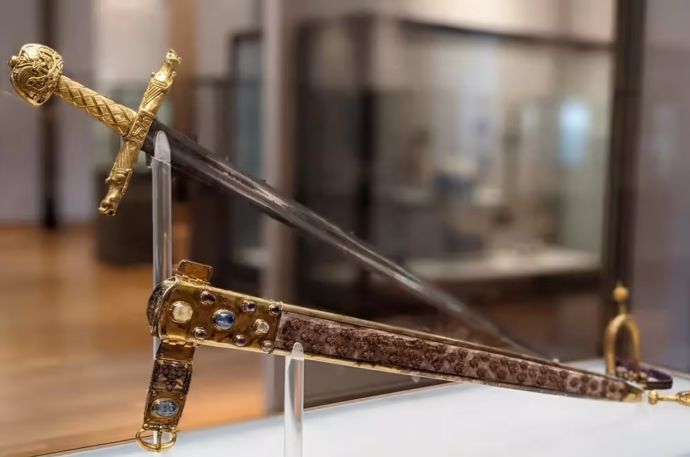 Musée du Louvre : l'épée du sacre de Charlemagne
