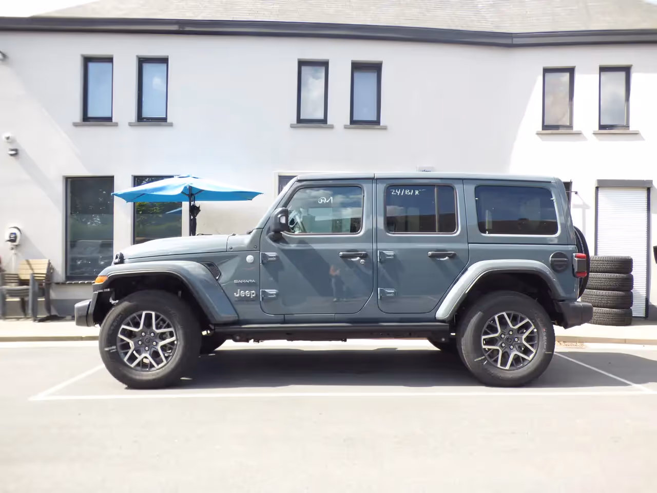 Jeep Wrangler Unlimited Sahara edition Benzine **10km** 1