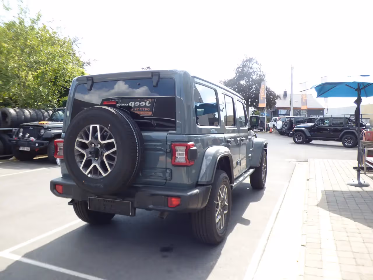 Jeep Wrangler Unlimited Sahara edition Benzine **10km** 4