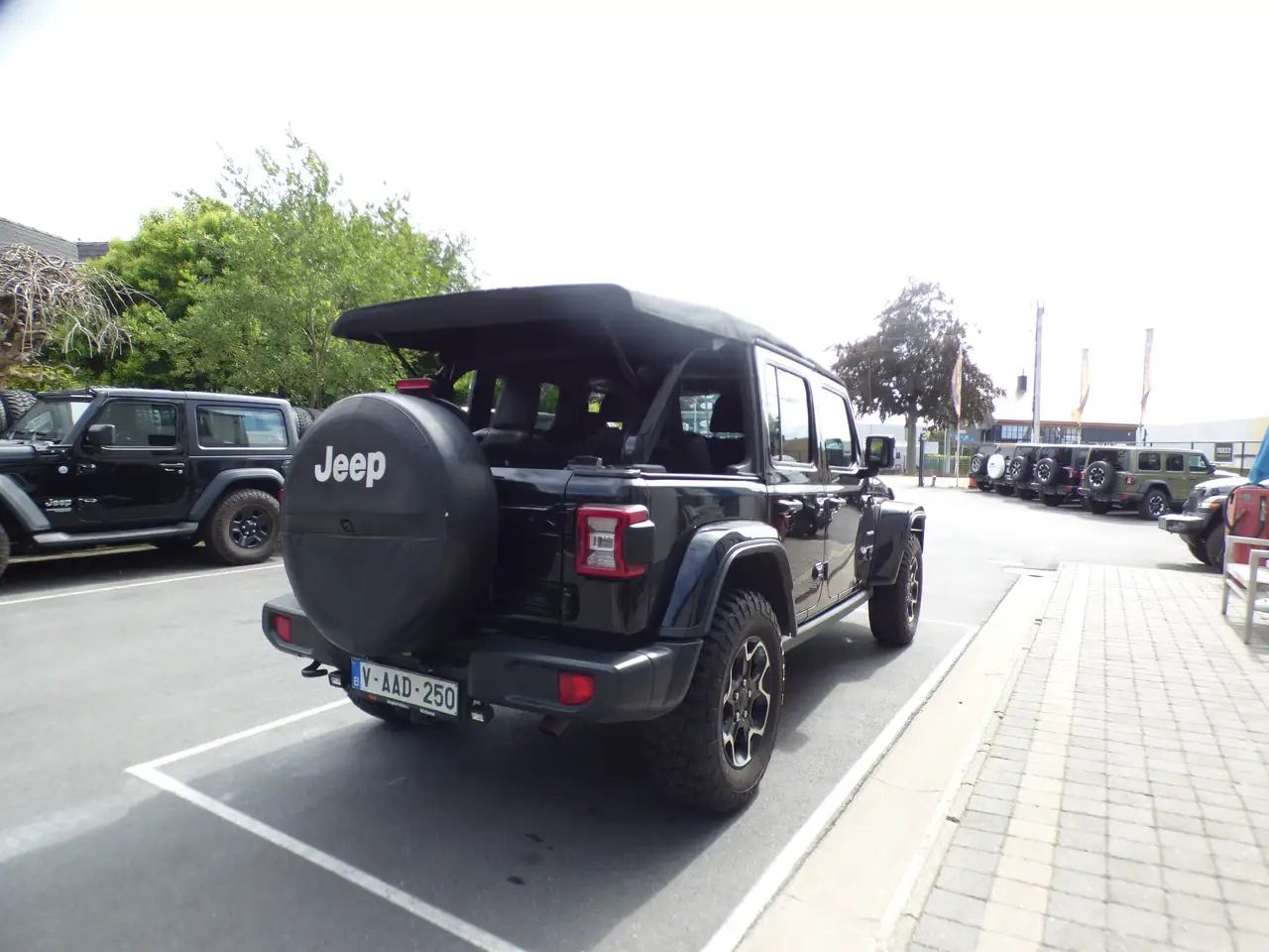 Jeep Wrangler 2.0 Turbo Sahara**73000km**Black** 3