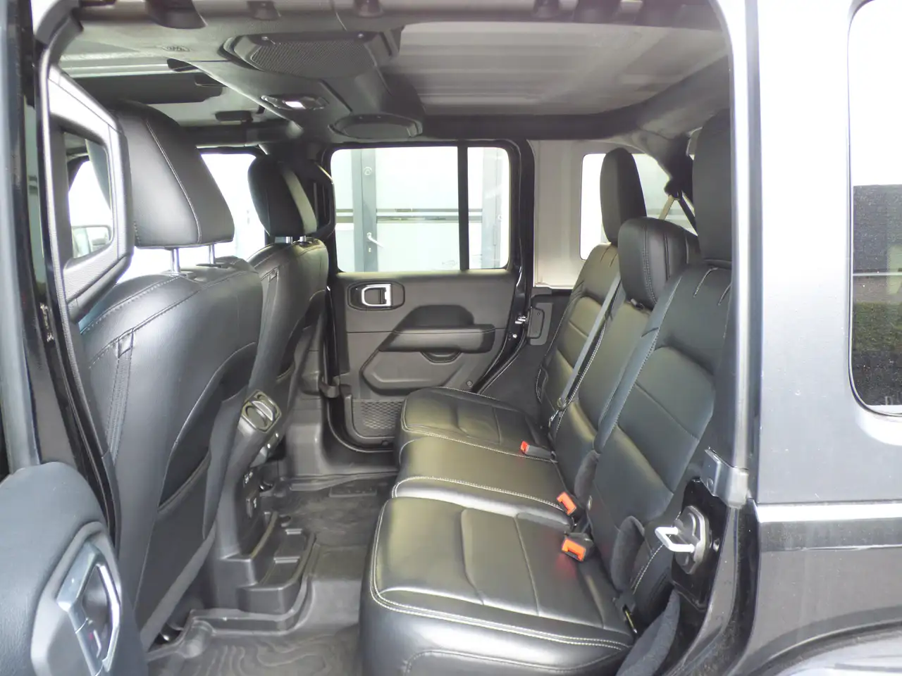 Jeep Wrangler 2.0 Turbo Sahara**73000km**Black** 8