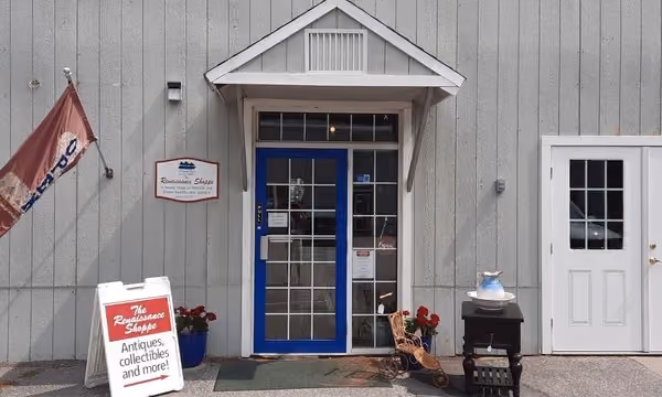 Door leading into Shoppe Showroom