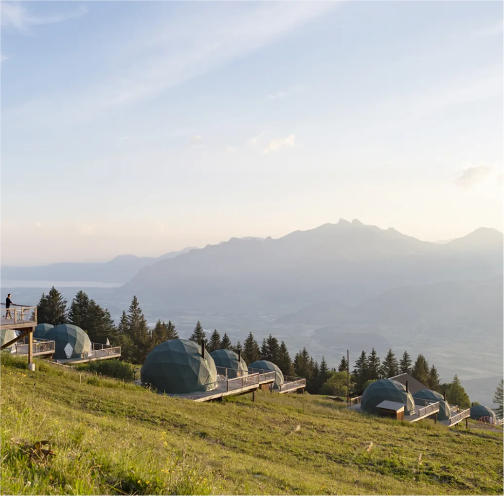 Photo de dômes installés en montagne, illustrant les solutions d’hébergement unique proposées par Momerable.