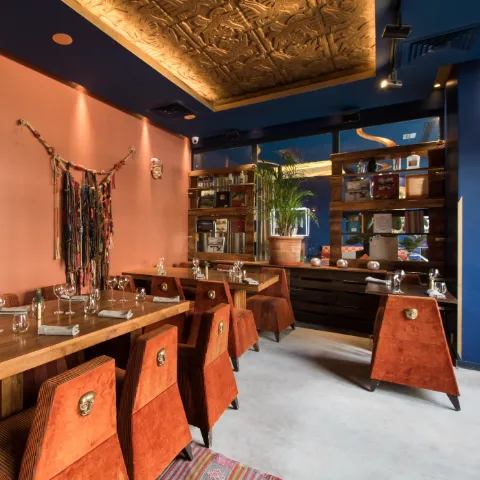 Photo de la salle du restaurant INKA à Paris, illustrant une ambiance immersive et contemporaine repensée par Momerable.
