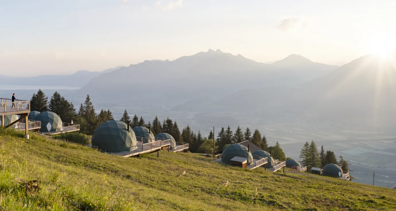 Photo de dômes installés sur une montagne, illustrant l’intégration harmonieuse des hébergements conçus par Momerable.